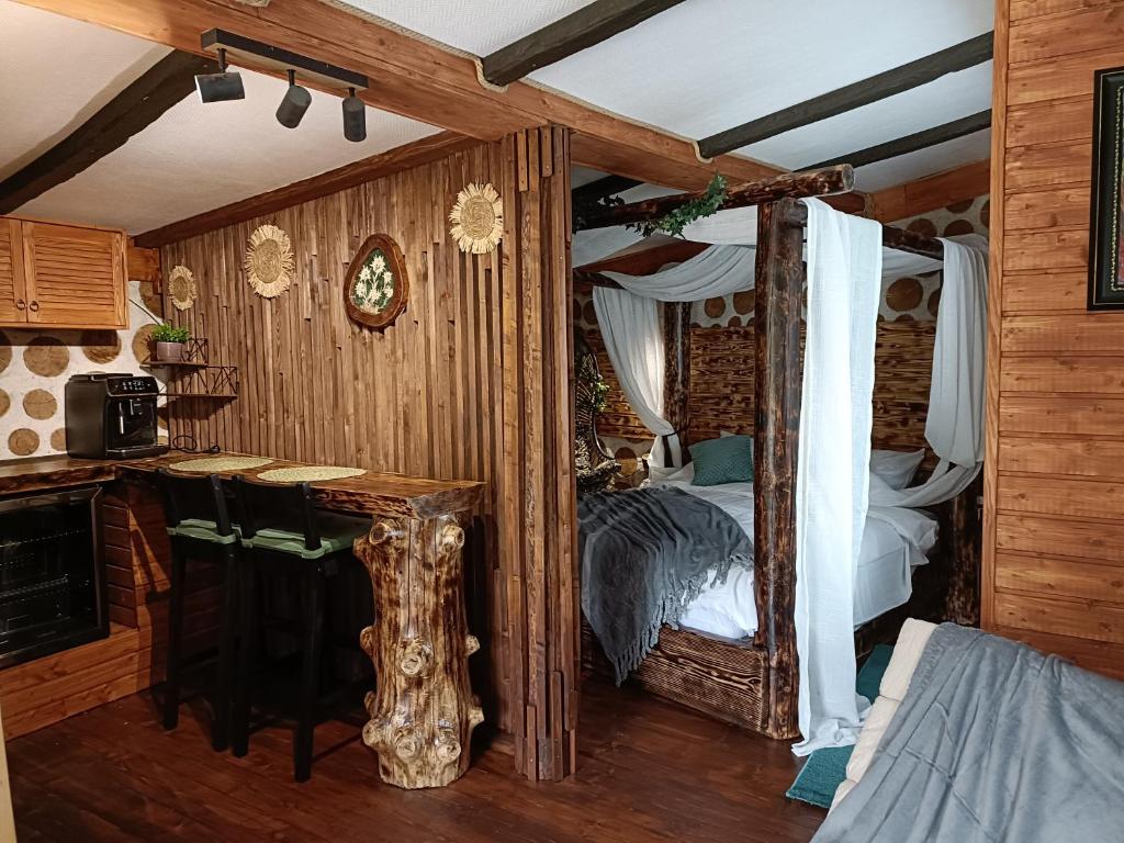 Pat canopy cu draperii albe în cabana Velvet & Vanilla