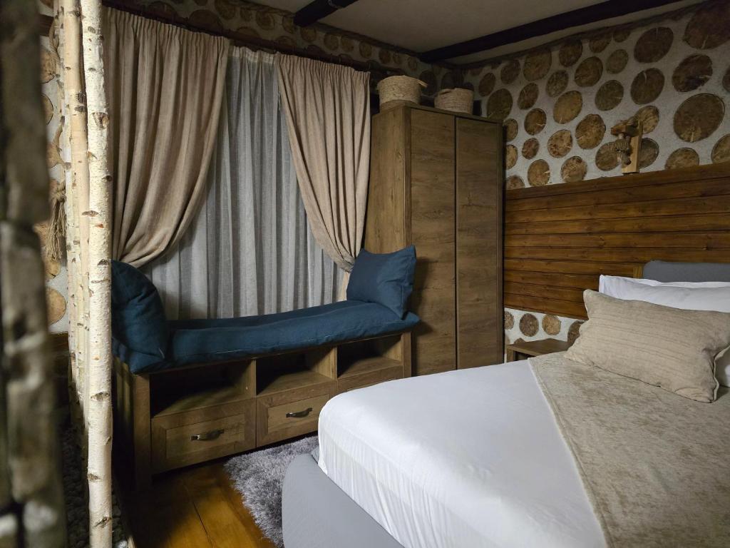 Colț de relaxare cu canapea din catifea albastră, în cabana Velvet & Vanilla