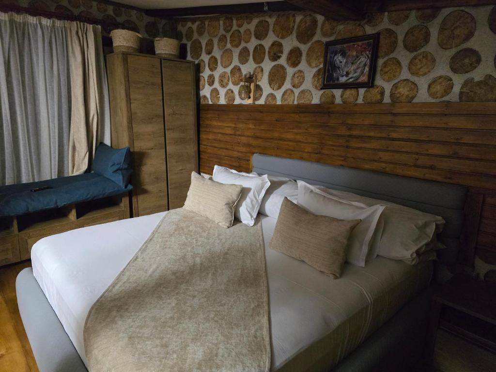 Dormitor rustic-elegant cu pereți din felii de lemn